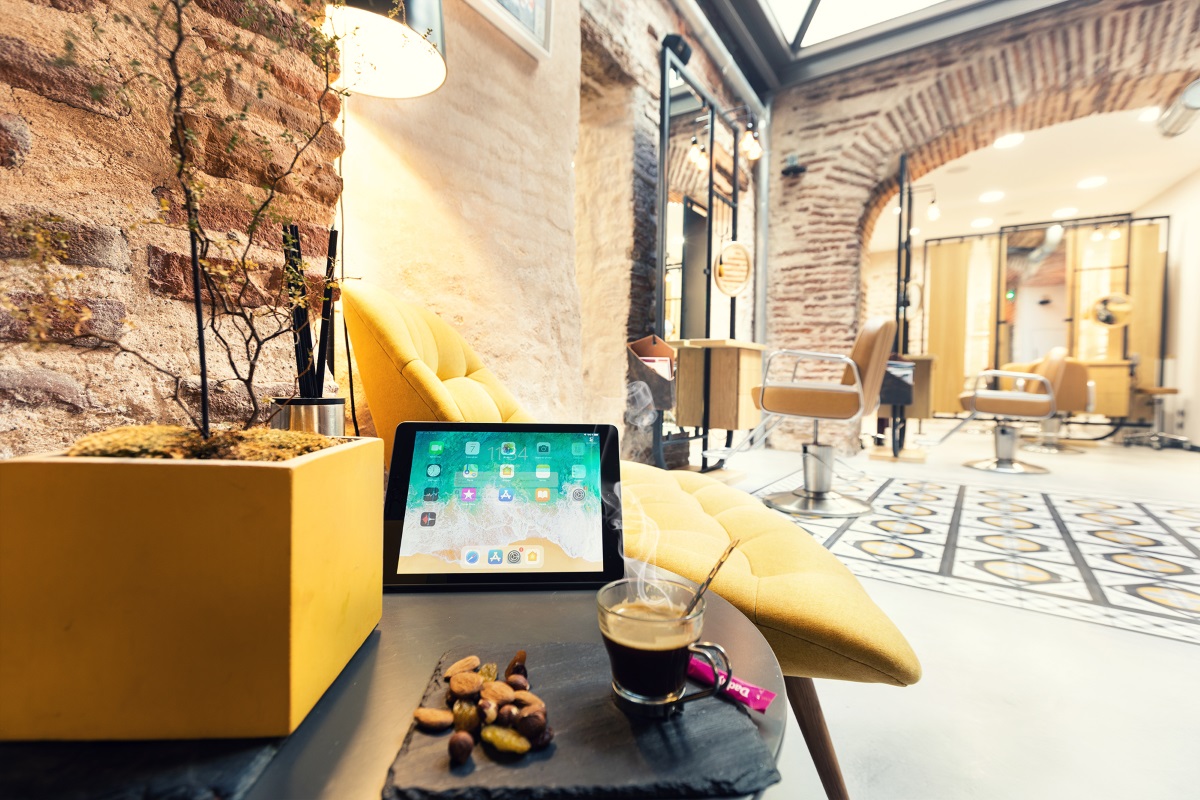 Décoration salon de coiffure design – photo du salon En Aparté à Perpignan